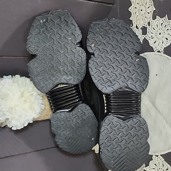 LA Sheelah Black mesh sneaker size 6.5 - Picture 5 of 6